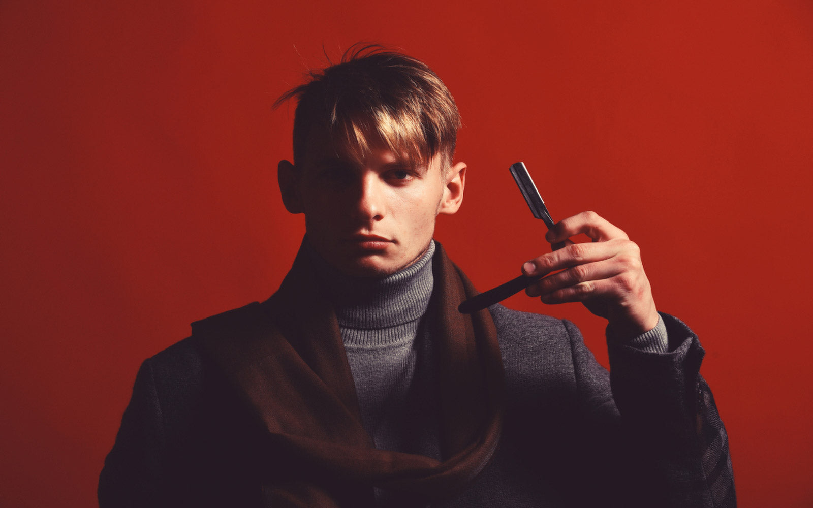 Modèle homme avec une écharpe Harry Wesson