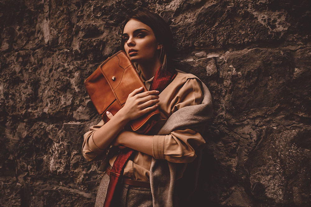 Femme portant un foulard en soie Harry Wesson