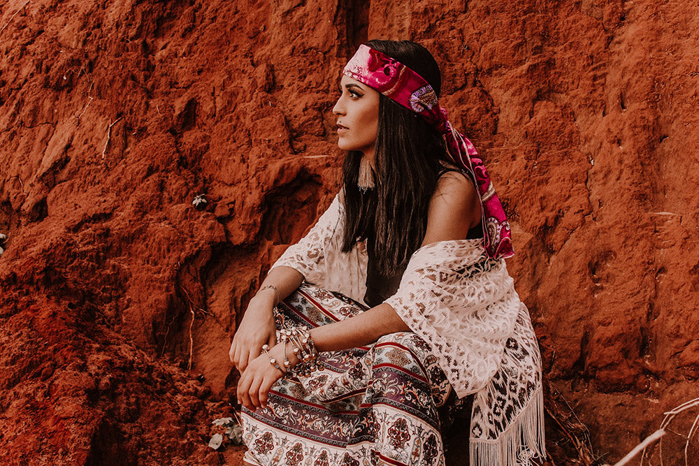 Modèle femme avec un foulard en soie Harry Wesson