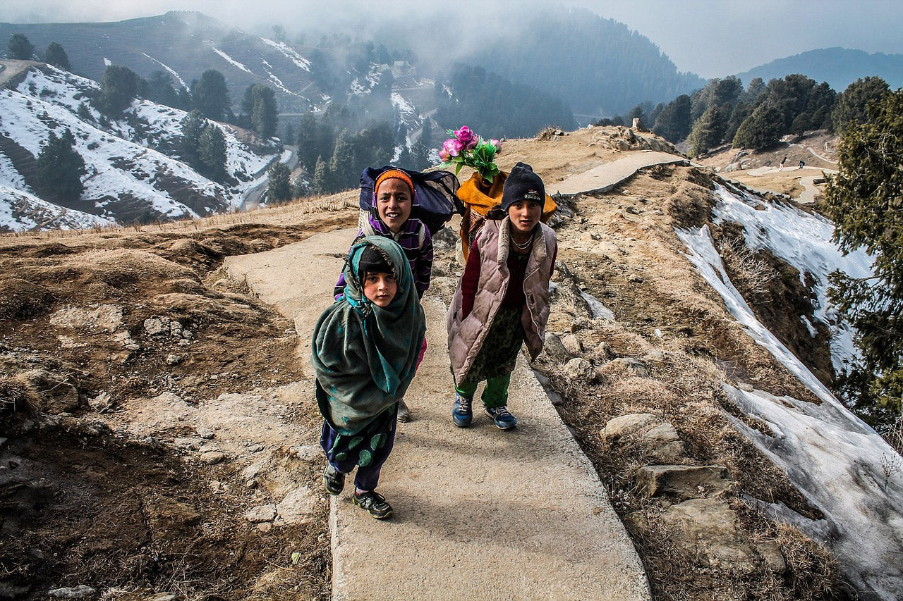 Enfants d'un village en montagne rencontrés par Harry Wesson
